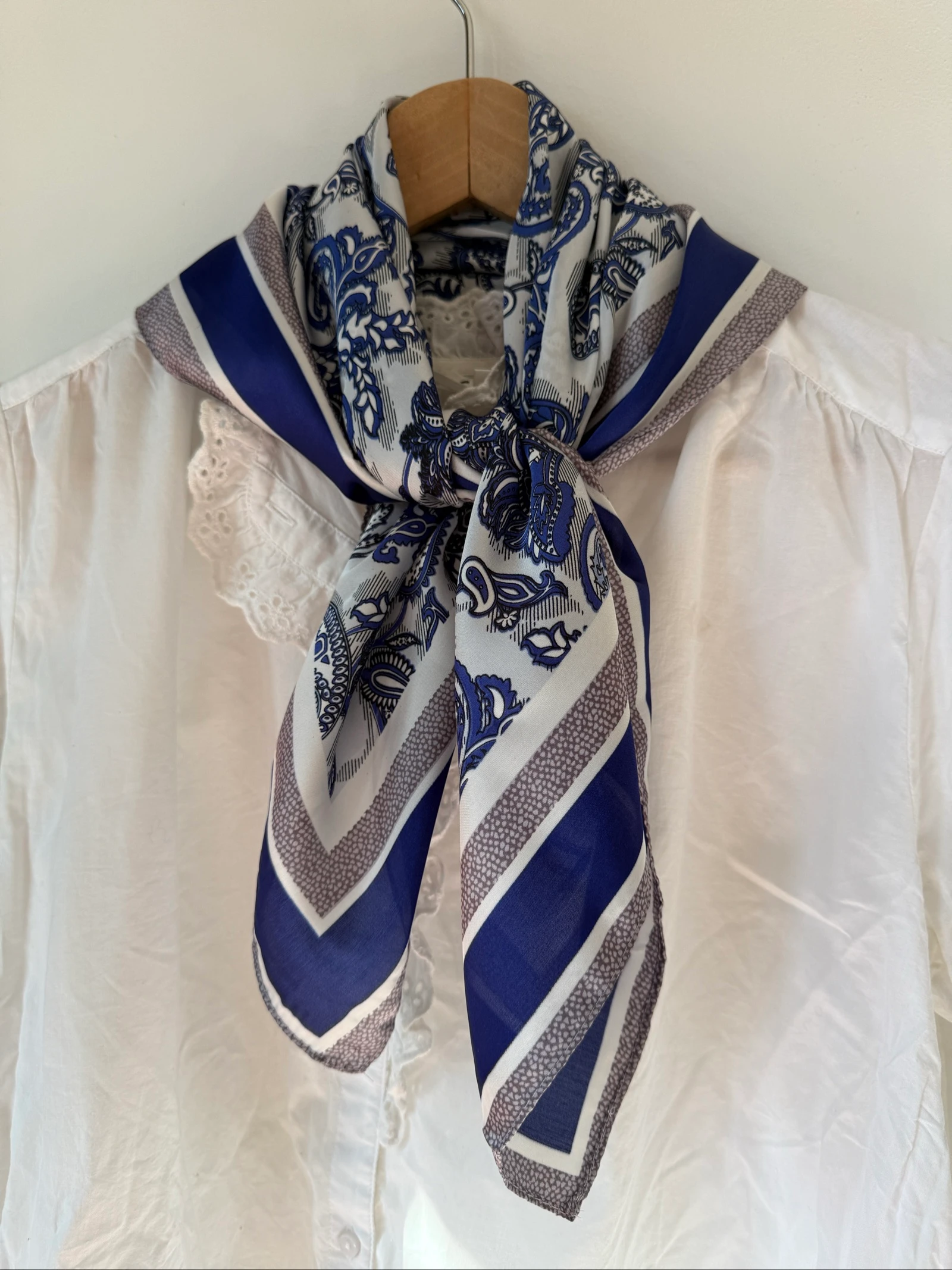 Foulard chic bleu électrique 70x70